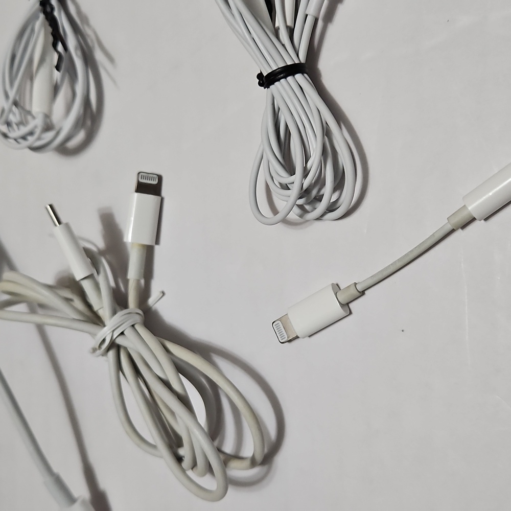 White Wired Apple Ear Buds with Accessories - Picture 3 of 7
